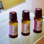 Naturalne olejki eteryczne – czym są, jak je rozpoznać i czym różnią się od olejków zapachowych
