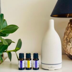 Zestaw DobraNoc: dyfuzor ultradźwiękowy oraz olejki Good Sleep, lawenda bułgarska i petitgrain wspierające wieczorne wyciszenie.