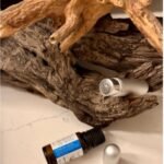 Mieszanka Stress Less w inhalatorze na tle korzenia drzewa – aromaterapia na stres i mindfulness